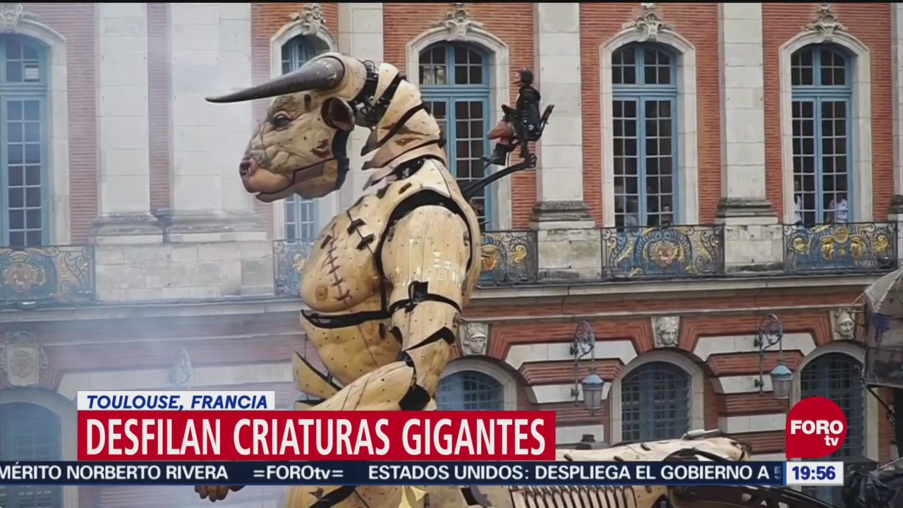 Desfilan criaturas gigantes en Toulouse, Francia