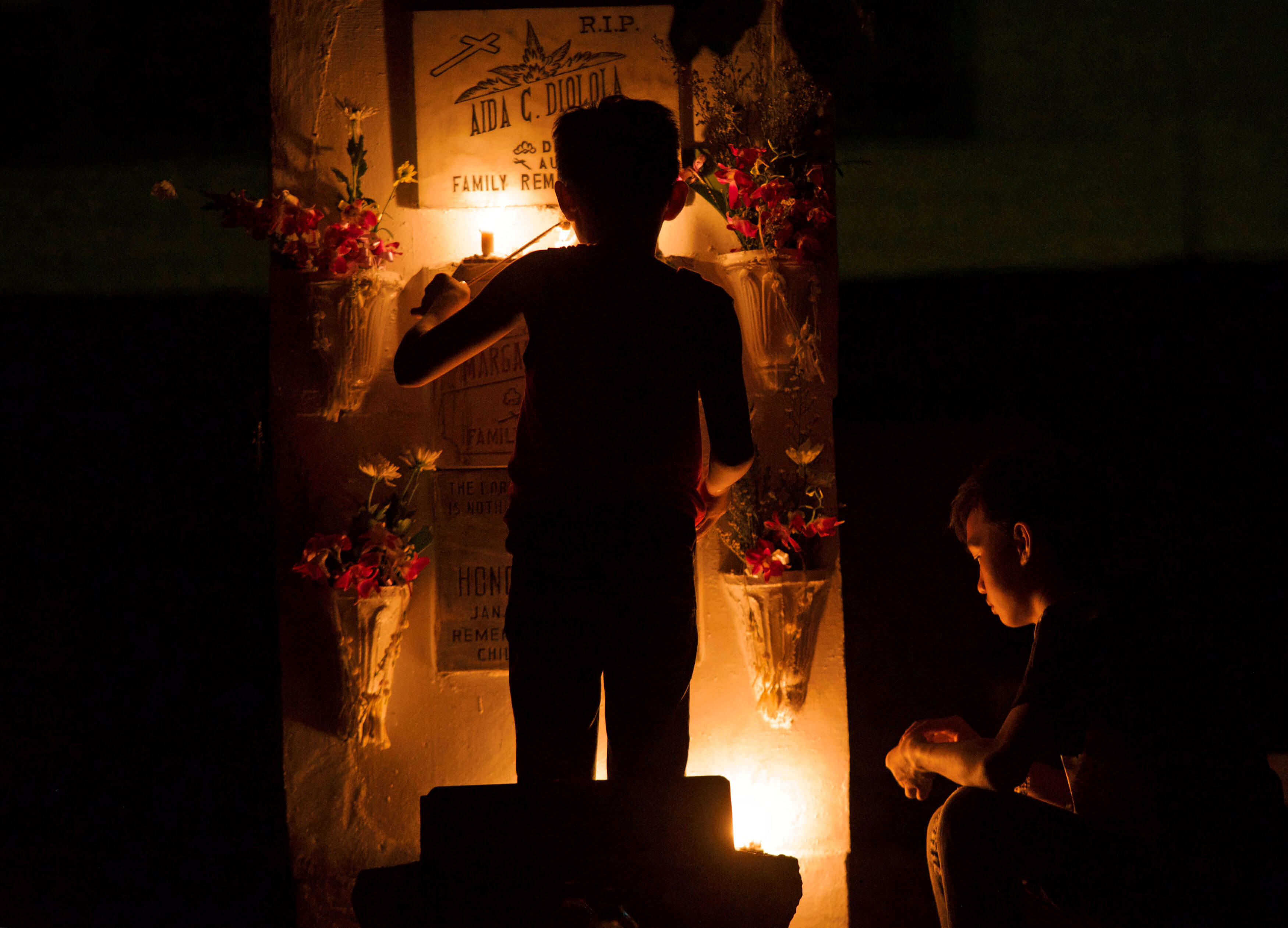 Millones recuerdan a sus muertos en cementerios de Filipinas