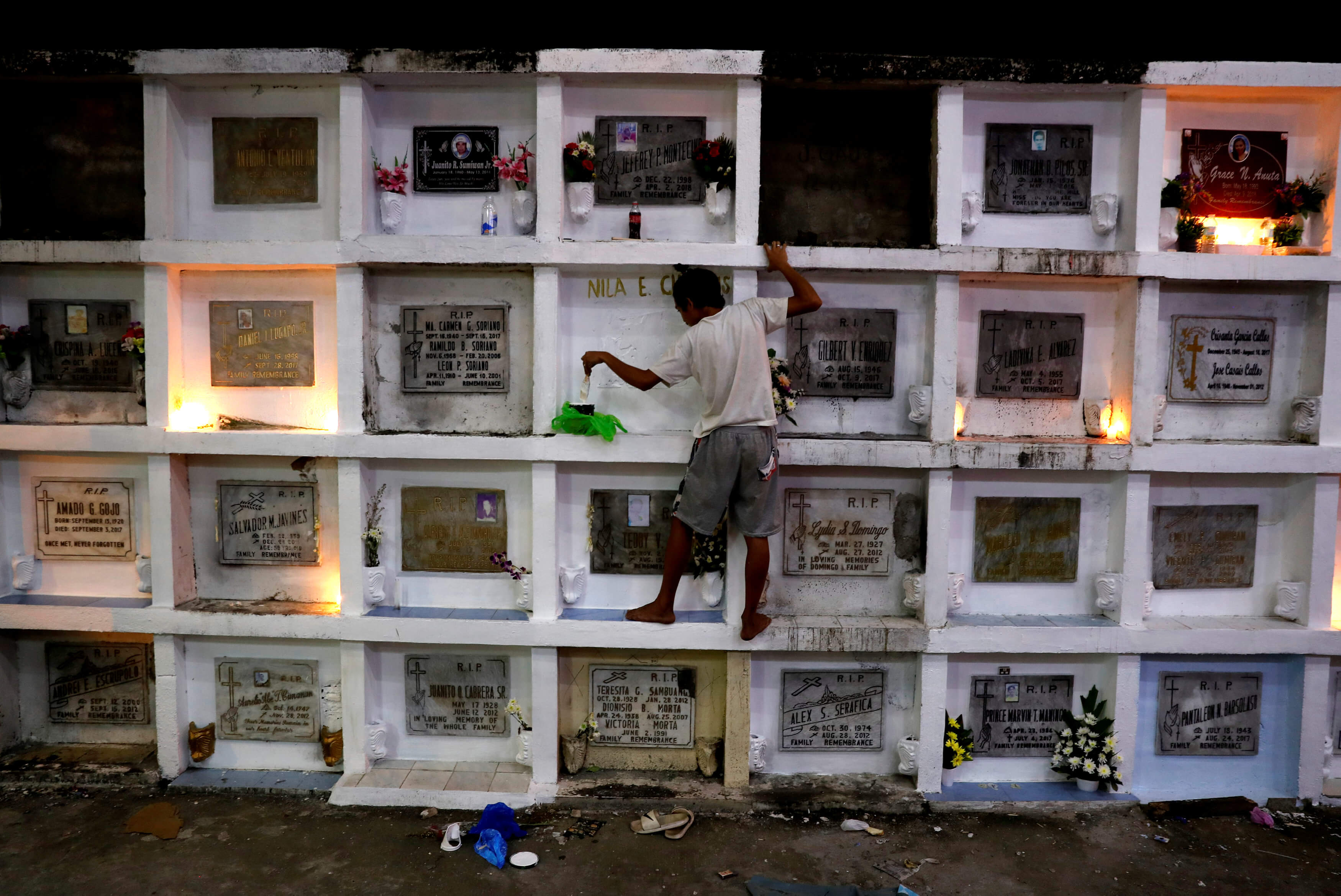 Millones recuerdan a sus muertos en cementerios de Filipinas