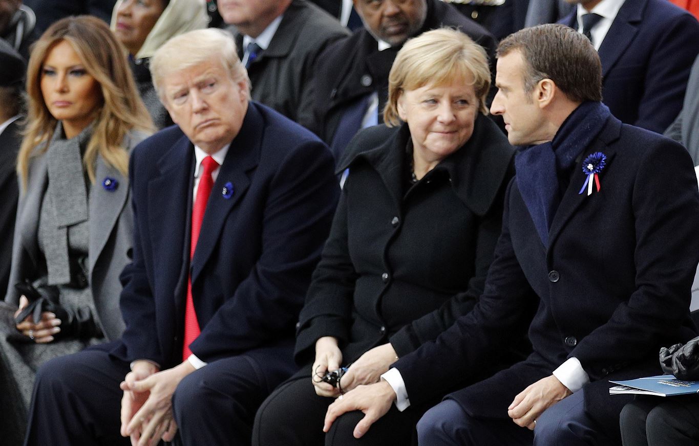 Trump 'da la nota discordante' durante su visita en París