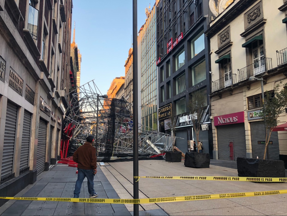 Dos heridos deja caída de estructura metálica en calle Madero