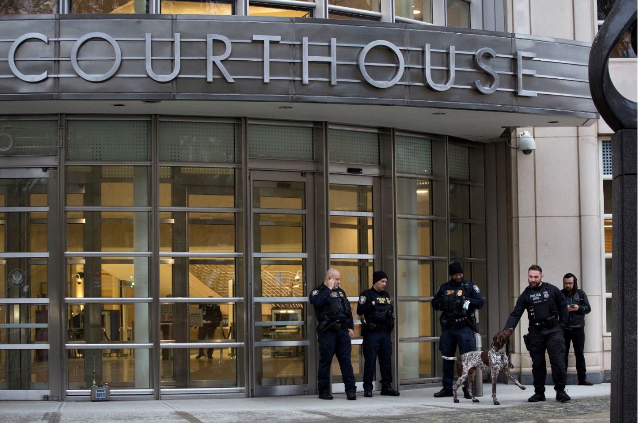 El Departamento de Seguridad Nacional de EU tiene personal de élite esperando a la puerta de la Corte Federal de Brooklyn, en Nueva York (AP Images)