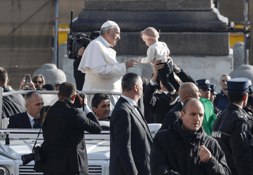 El papa Francisco llega a la audiencia en el Vaticano. (EFE) 