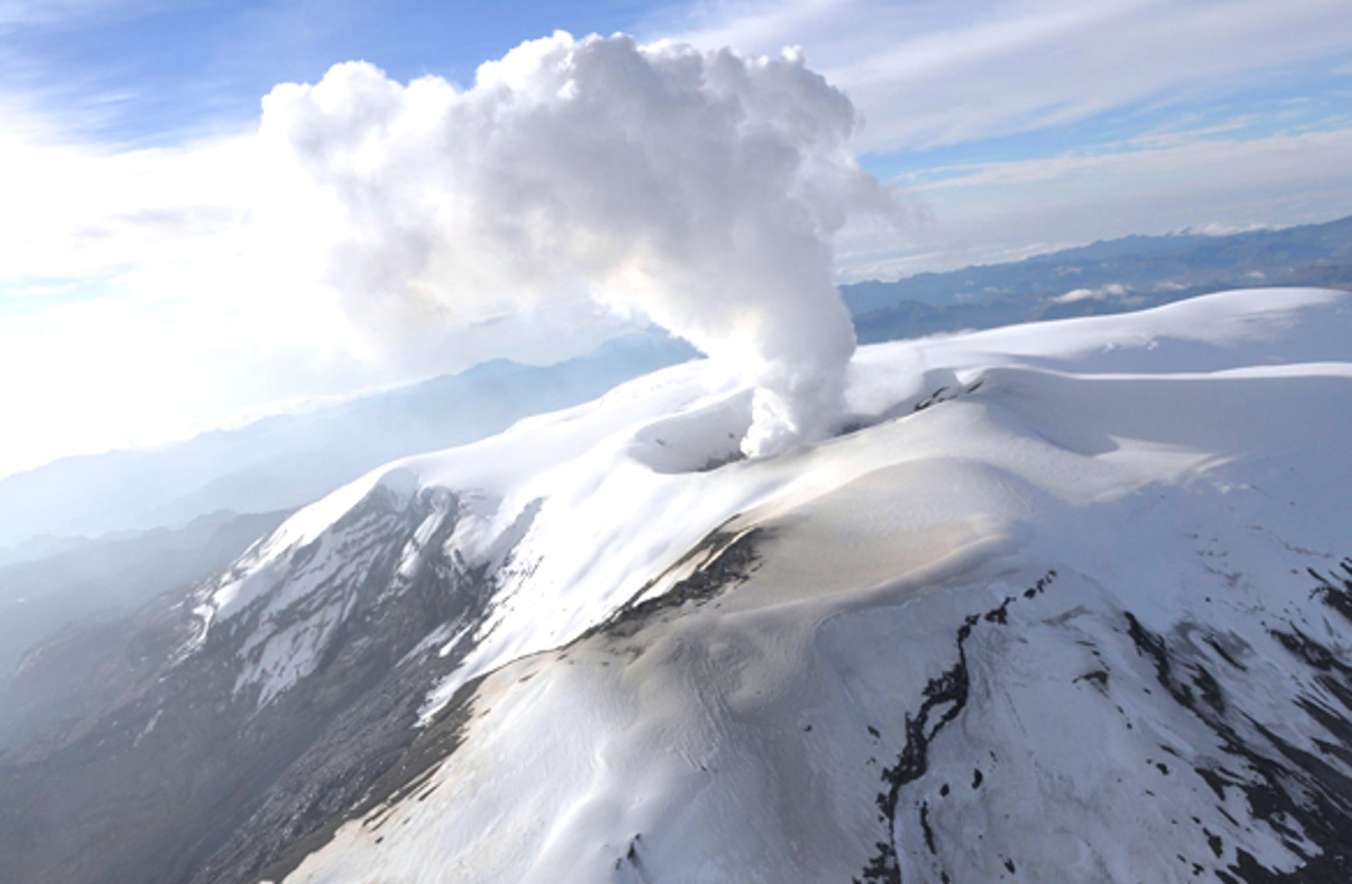 El Volcan Nevado del Ruiz se encuentra en alerta amarilla desde 1985, con actividad volcánica recurrente y expulsión de humo y ceniza (Sismológico Colombiano)