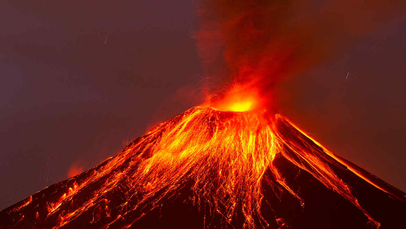 El volcán Tungurahua de Ecuador puede lanzar lava y otro tipo de material incandescente, como en esta erupción del año 2016 (Telemundo)