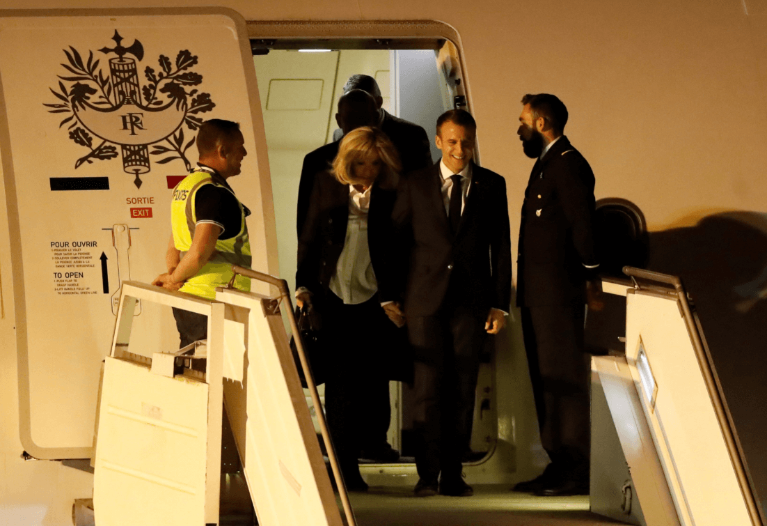 Macron, recibido por empleado aeroportuario en Argentina