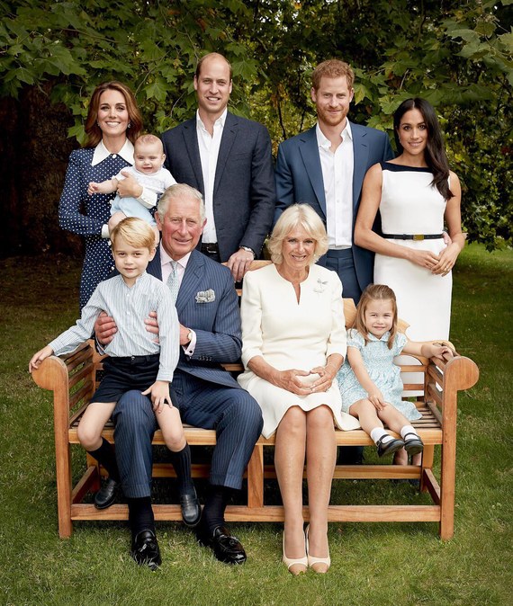 En la primera fotografía se puede ver a la familia del Príncipe Carlos sonriendo y posando para la cámara (Vogue)