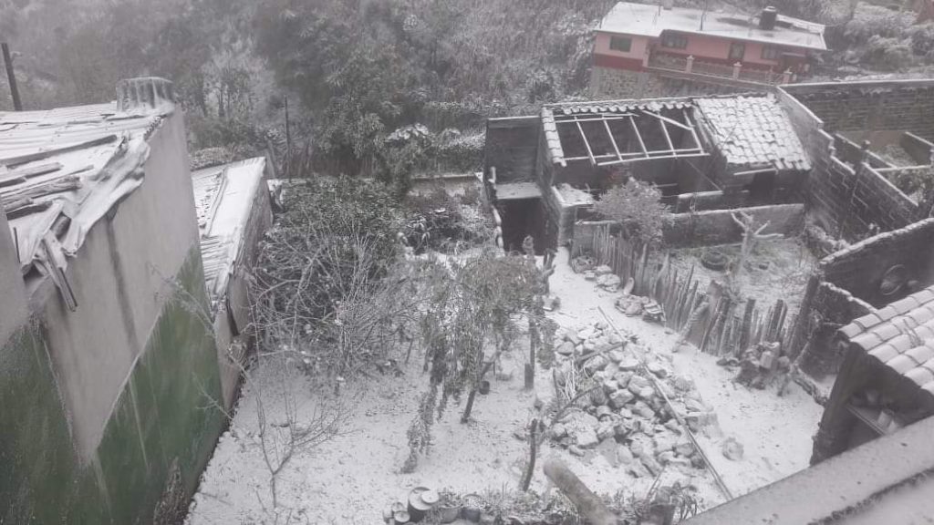 Caída de nieve sorprende a varias comunidades de Veracruz