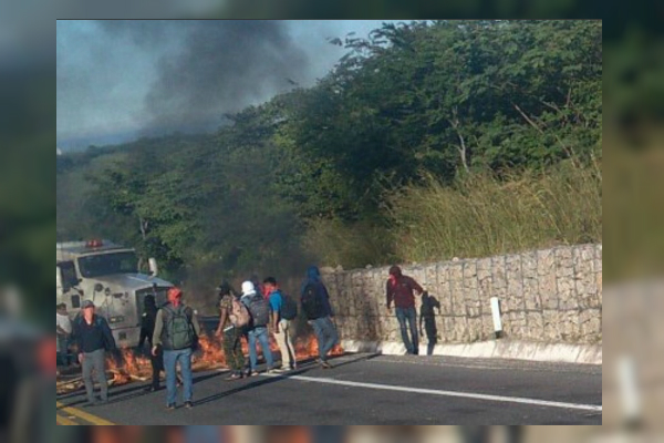 Encapuchados bloquean autopista Chiapa de Corzo-San Cristóbal