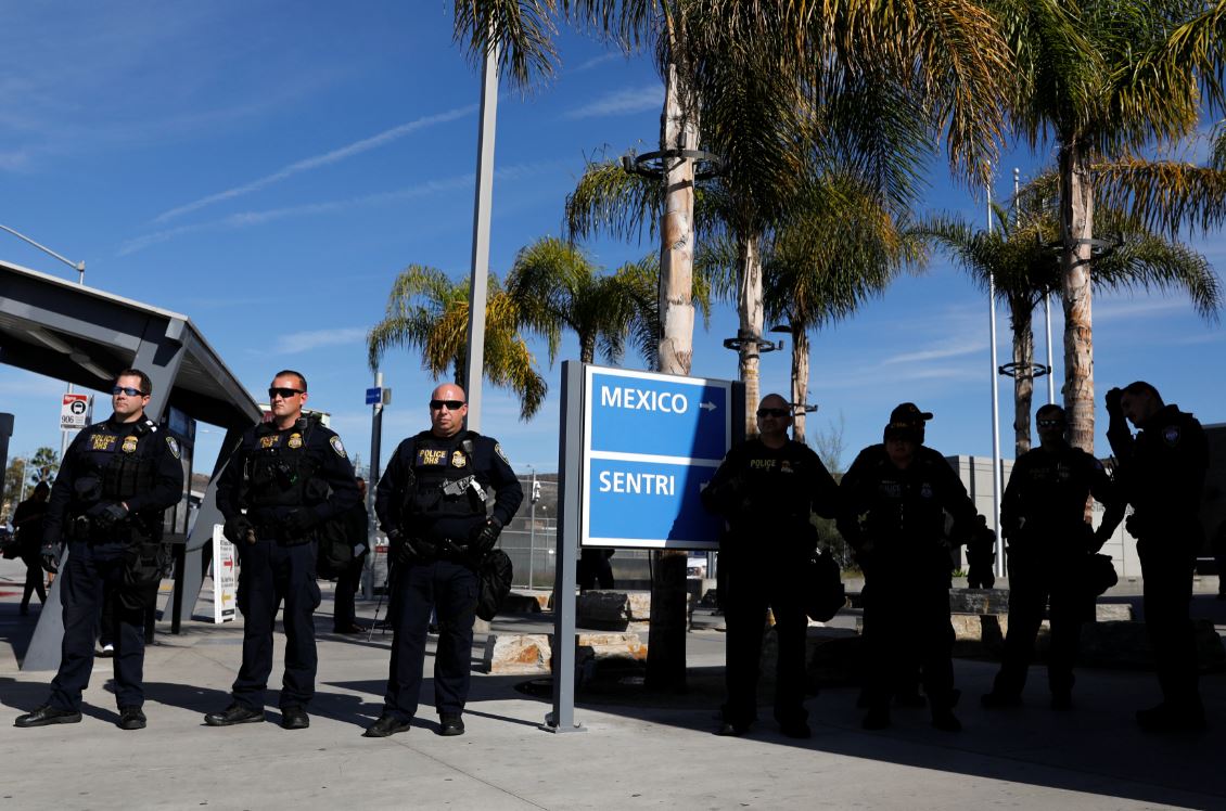 Estados Unidos cierra frontera con San Diego tras intento de asalto de migrantes