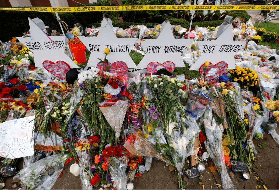 Flores en honor a las víctimas del tiroteo en sinagoga de Pittsburgh. (AP) 