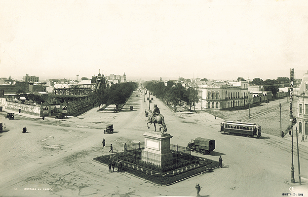 Fotografía del Paseo de la Reforma, circa 1910-1920. En la imagen aparece la glorieta del Caballito (