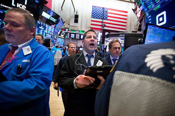Wall Street cierra con pérdidas por fuerte caída de Apple