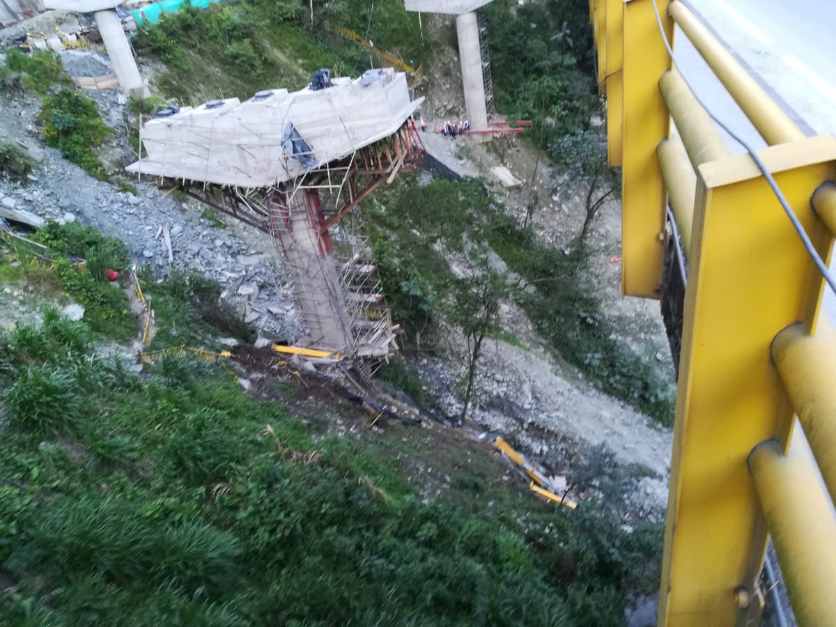 Colapso de puente deja 5 muertos en Colombia