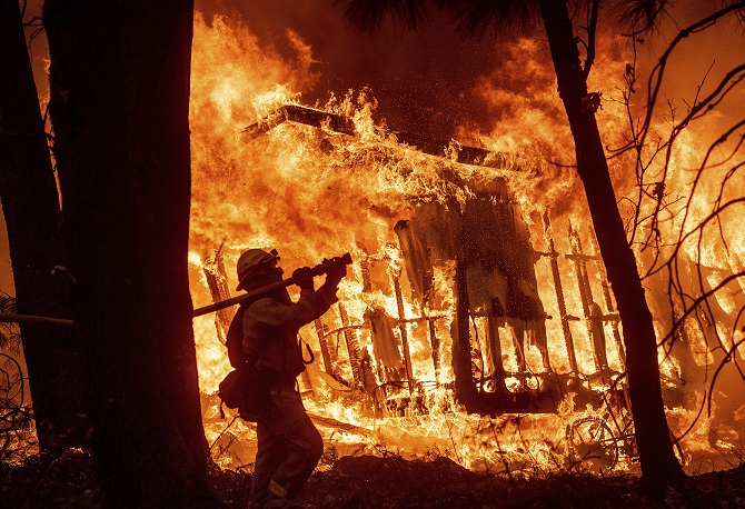 Suman 42 muertos por incendio forestales en California