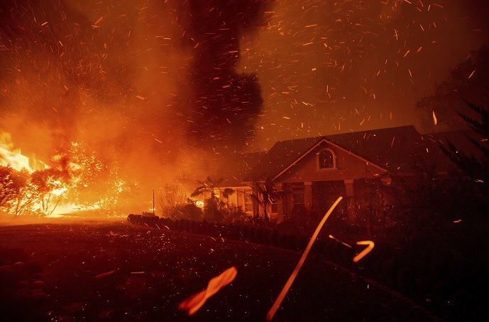Evacuan a miles por incendio forestal en California