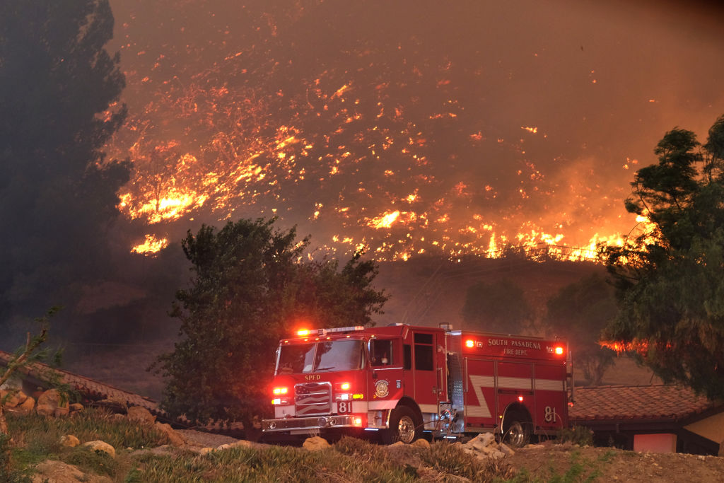 California declara estado de emergencia por incendios forestales