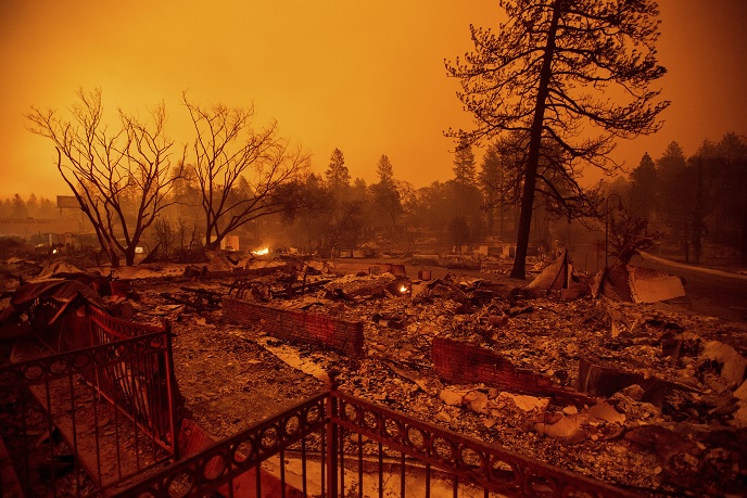 Suman nueve muertos por incendios forestales en California