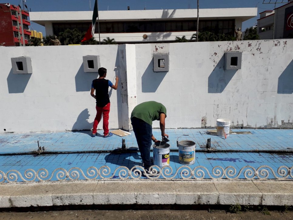 Migrantes salvadoreños limpian las calles de Tapachula, Chiapas
