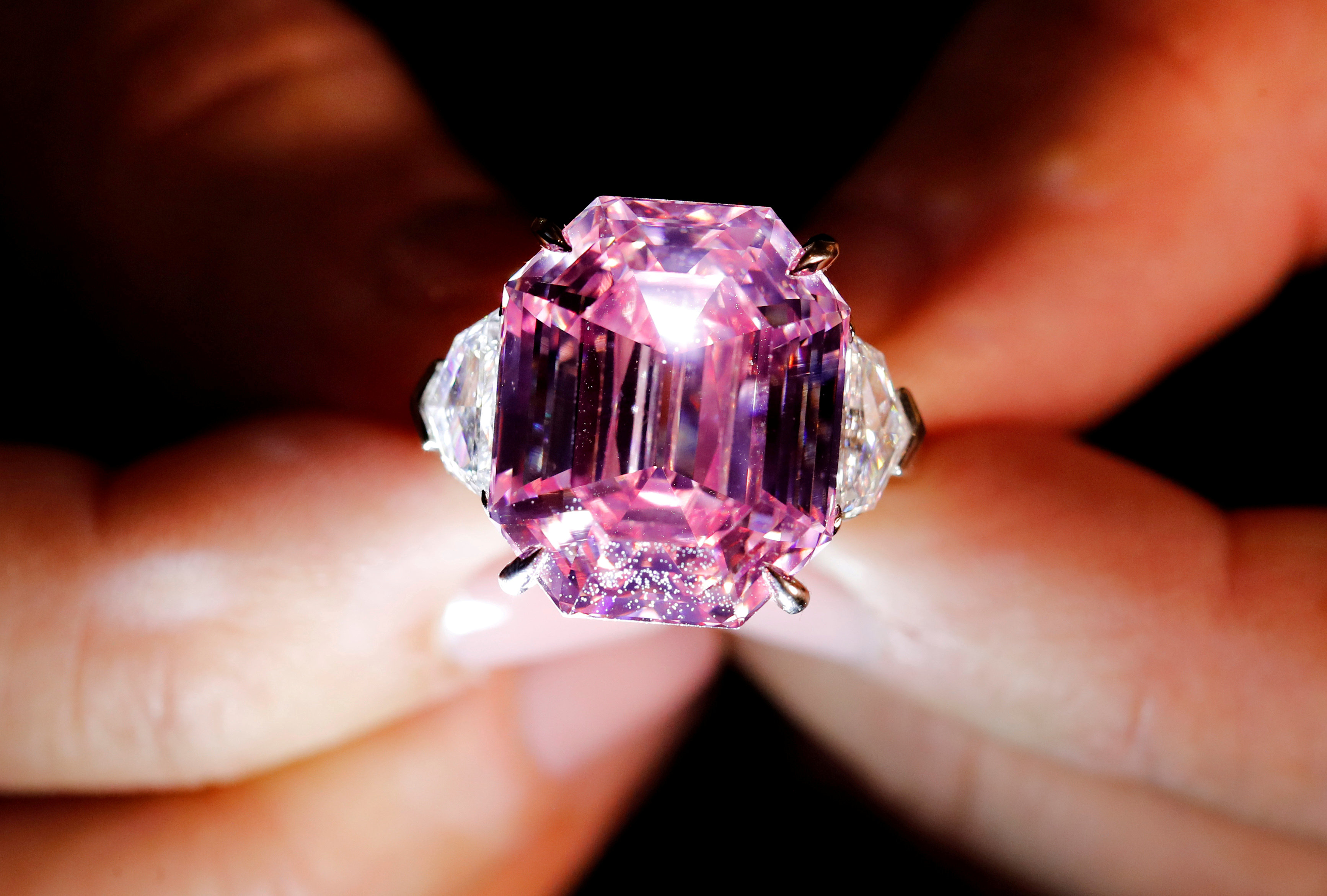 Diamante rosado es subastado por más de 50 mdd