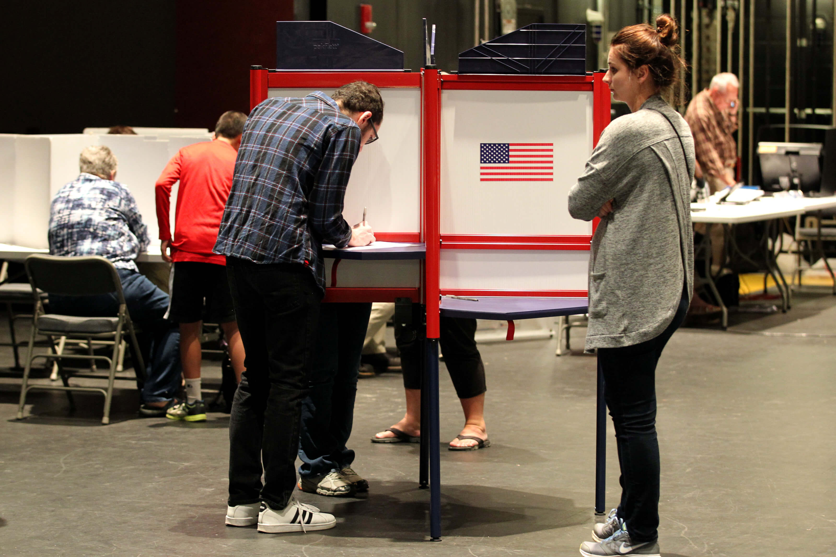 Más de la mitad de colegios electorales cierran en Estados Unidos