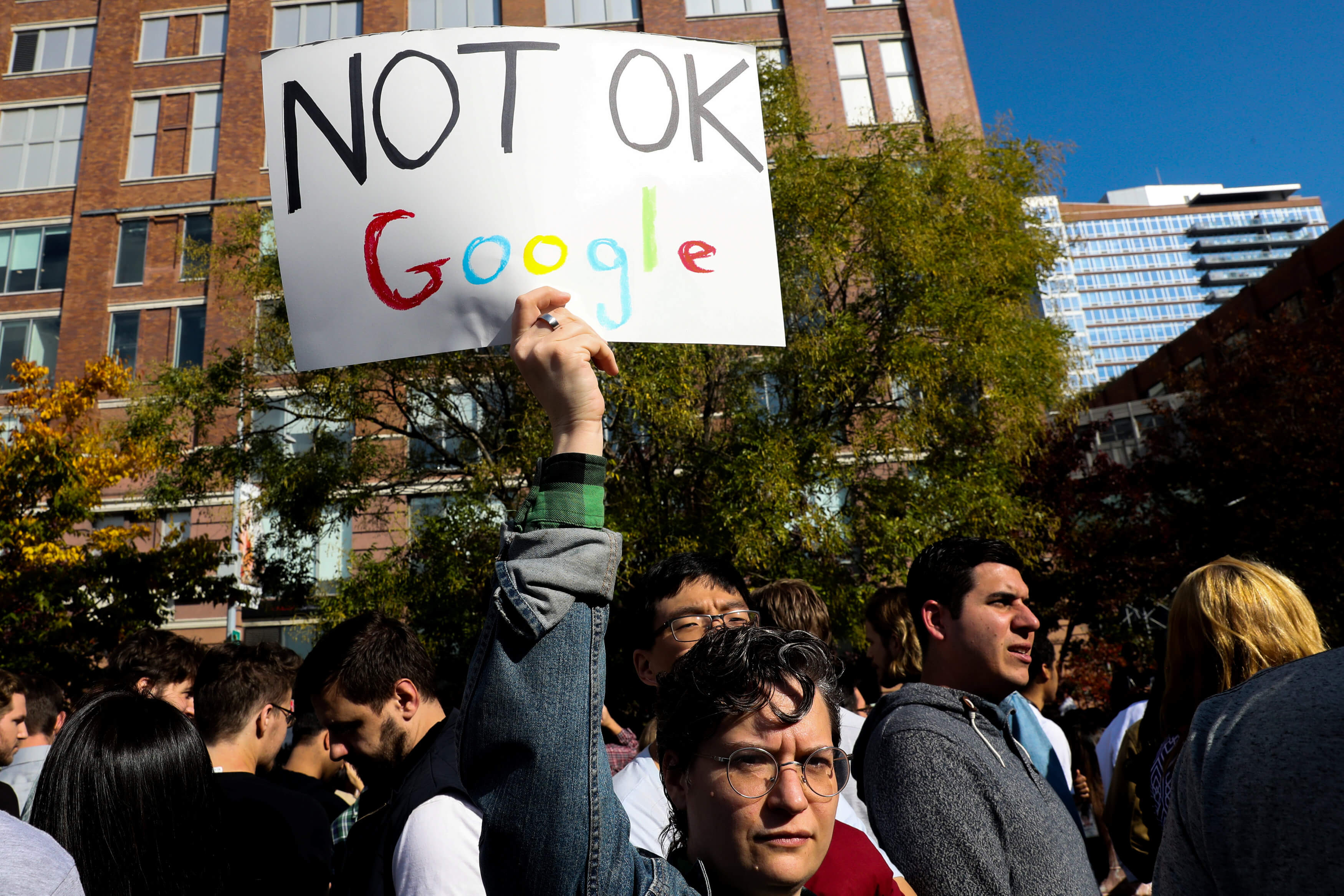 Miles de empleados de Google realizan paro laboral en protesta a acoso sexual