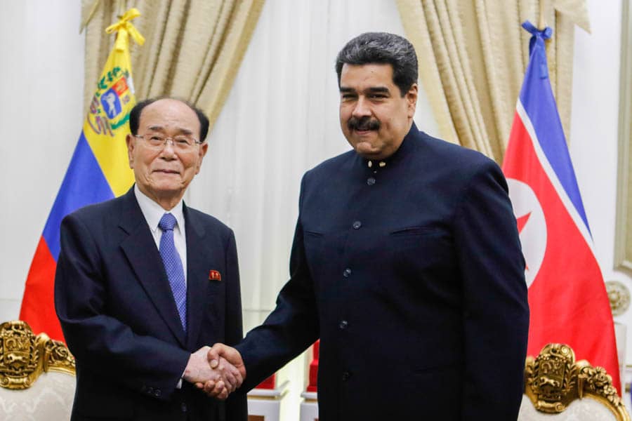 Maduro se reúne en Venezuela con Kim Yong Nam