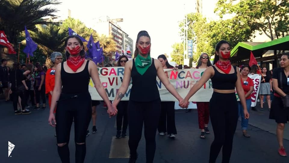 Miles de mujeres chilenas marchan contra violencia machista