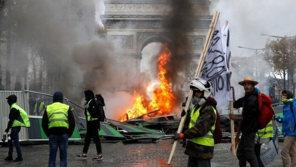Macron descarta renunciar a alza en combustibles pese a protestas