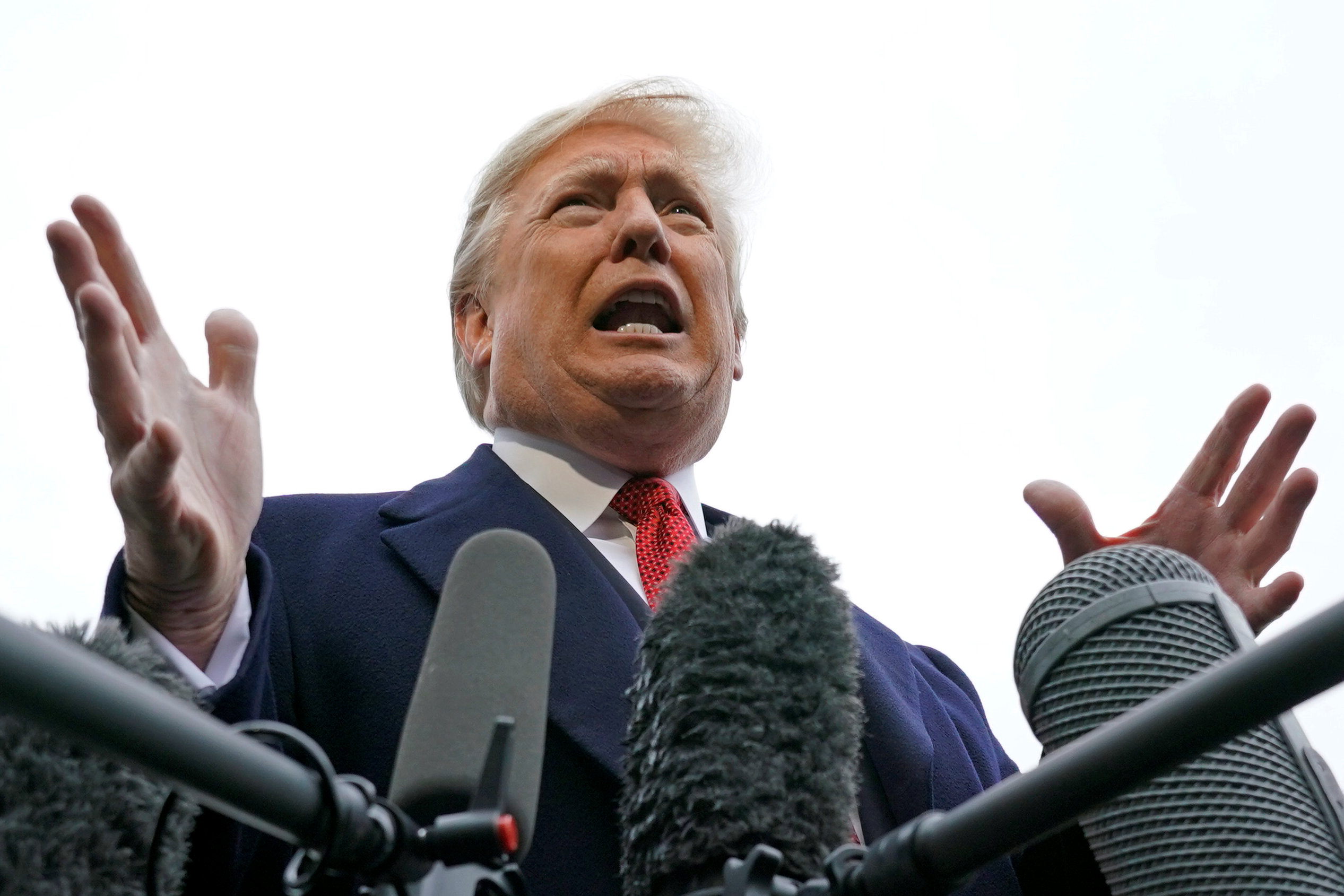 Trump amenaza con retirar más acreditaciones de periodistas