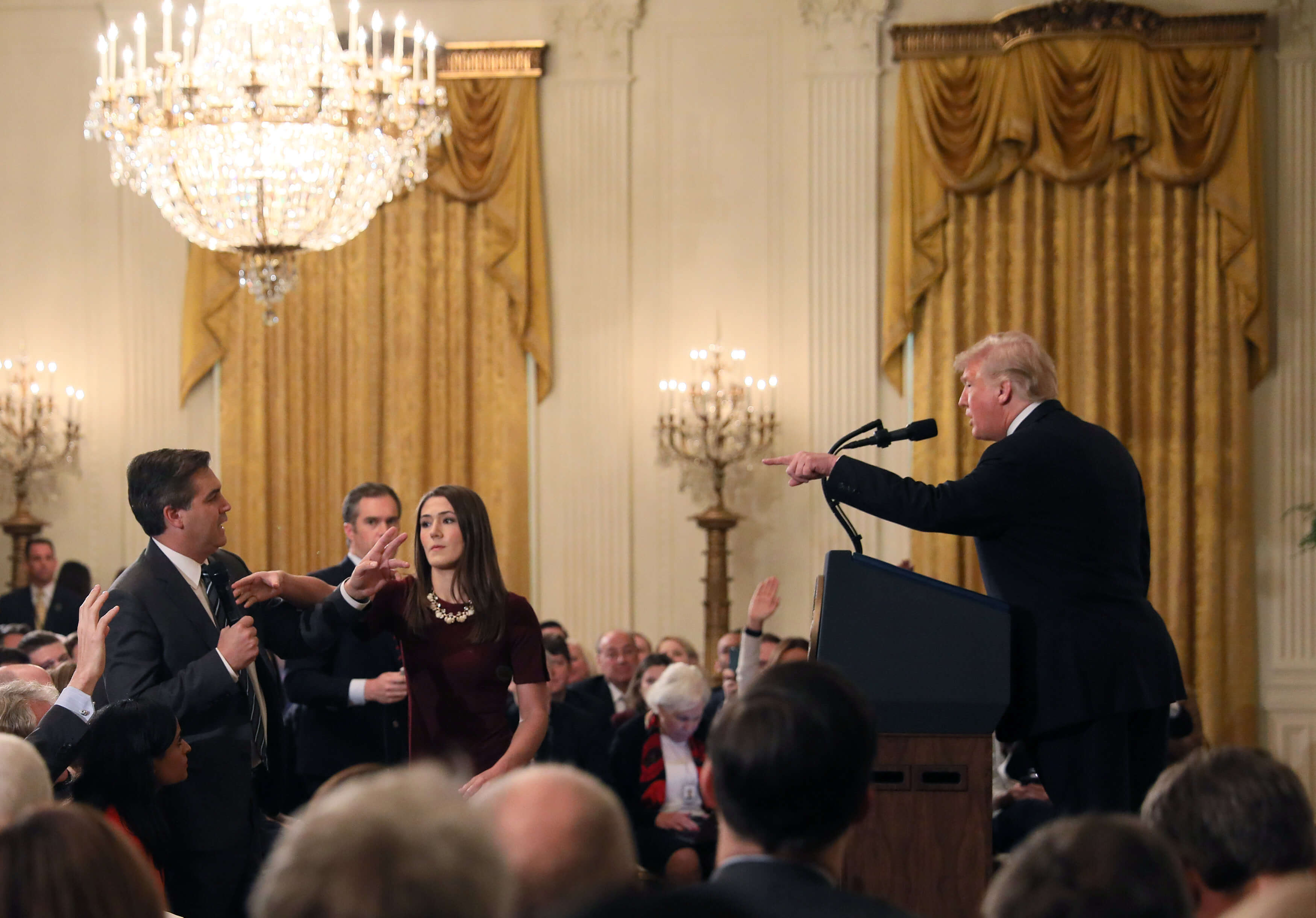 Casa Blanca suspende a reportero CNN tras discutir con Trump