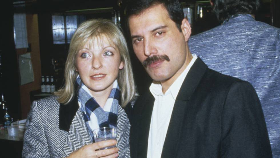 Freddie Mercury, con su amiga (y posterior heredera) Mary Austin, en el Royal Albert Hall de London en noviembre de 1985 (GettyImages Archivo)