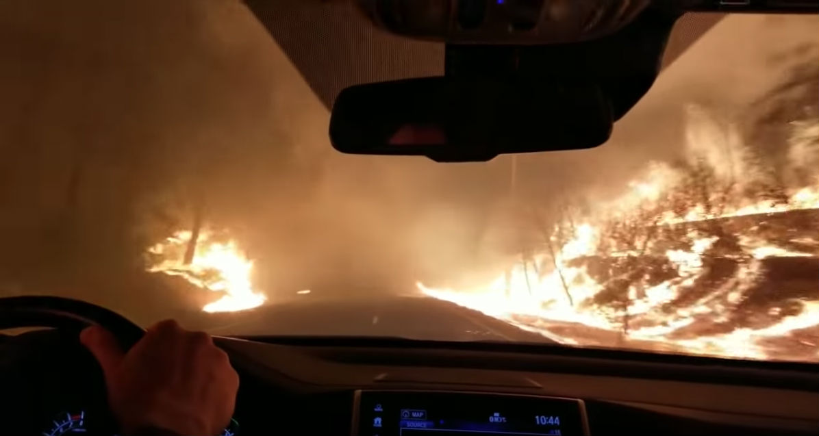 Video: El aterrador momento en que una familia escapa en su coche de un incendio forestal