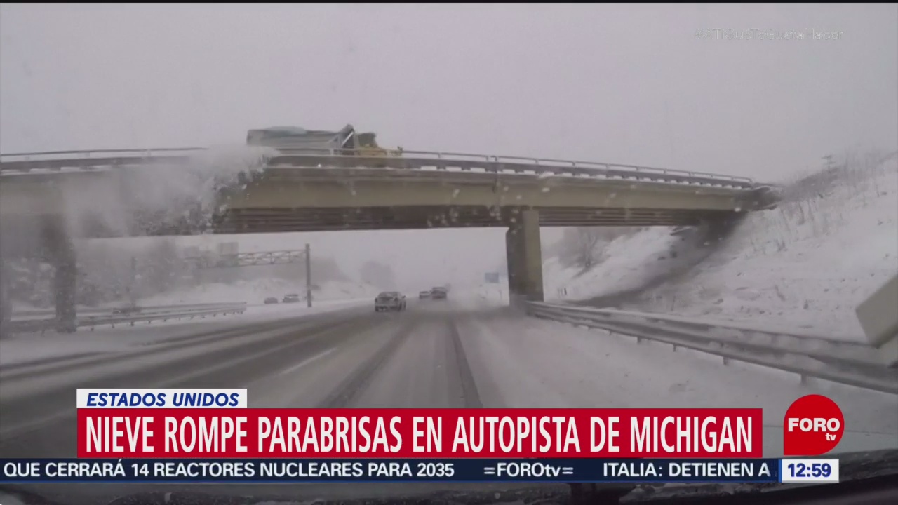 Fuerza de la nieve rompe parabrisas de automóvil en EU