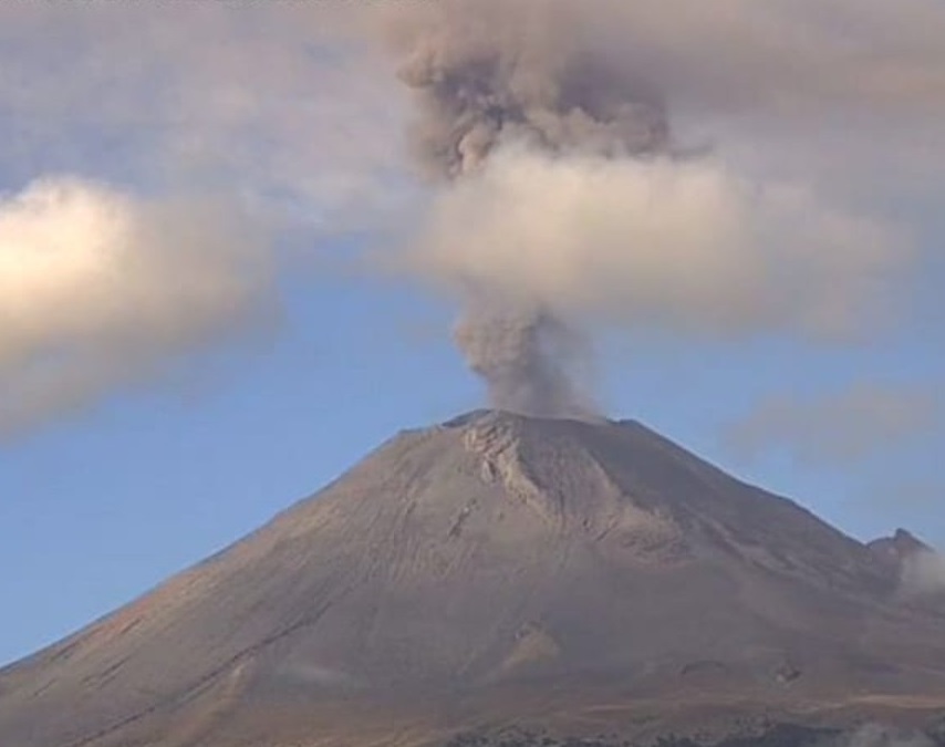 Volcán Popocatépetl emite fumarola de casi dos kilómetros
