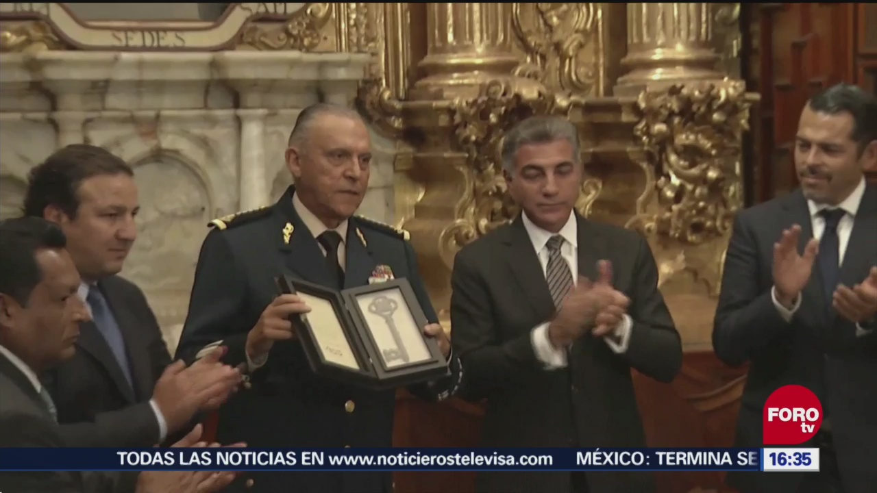 General Cienfuegos recibe reconocimiento en Puebla