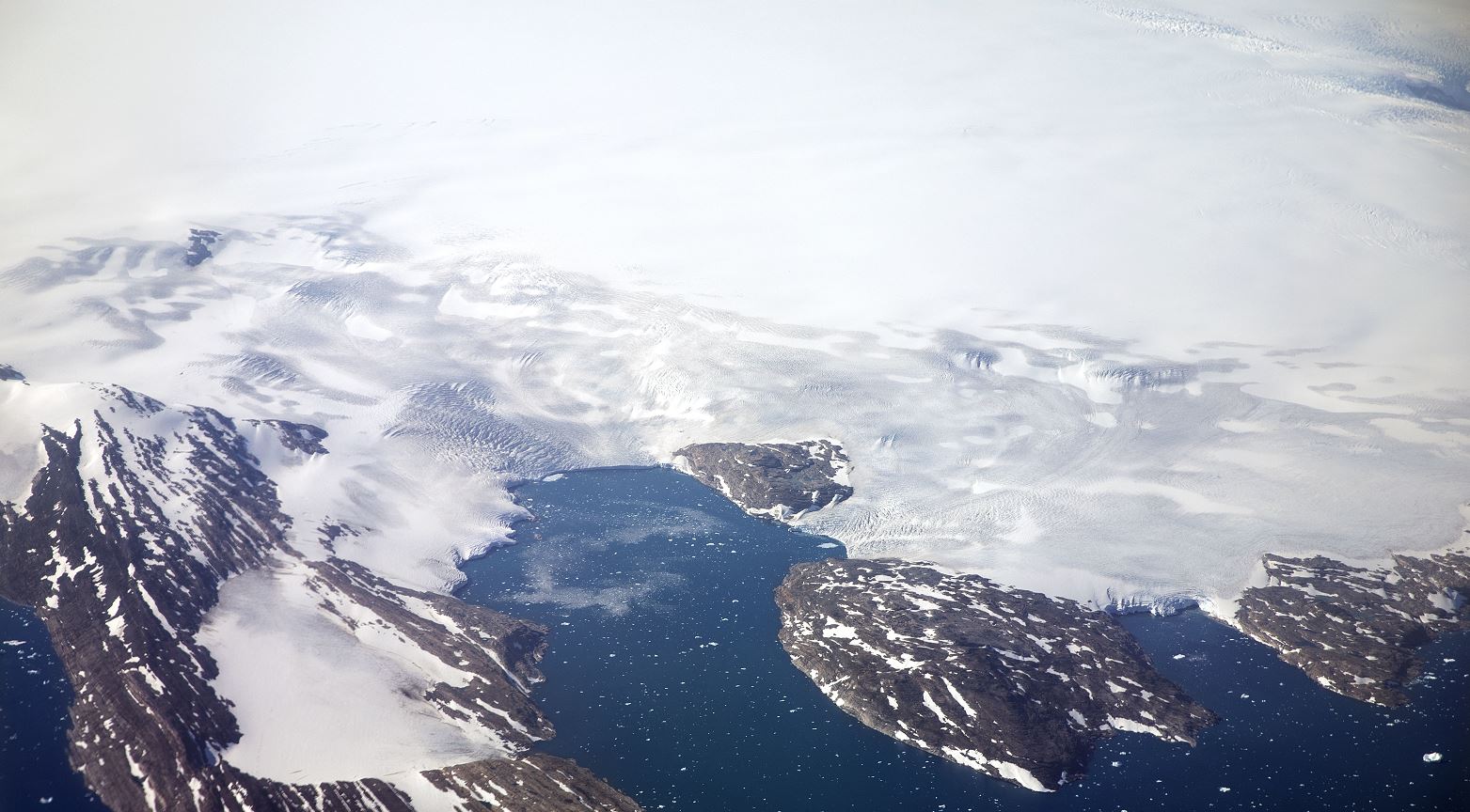 Científicos encuentran cráter bajo hielo de Groenlandia