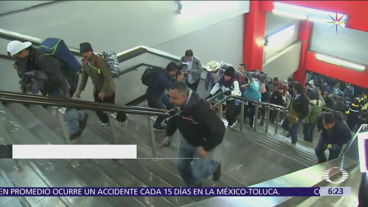 Grupo de migrantes viaja en Metro CDMX hacia Querétaro
