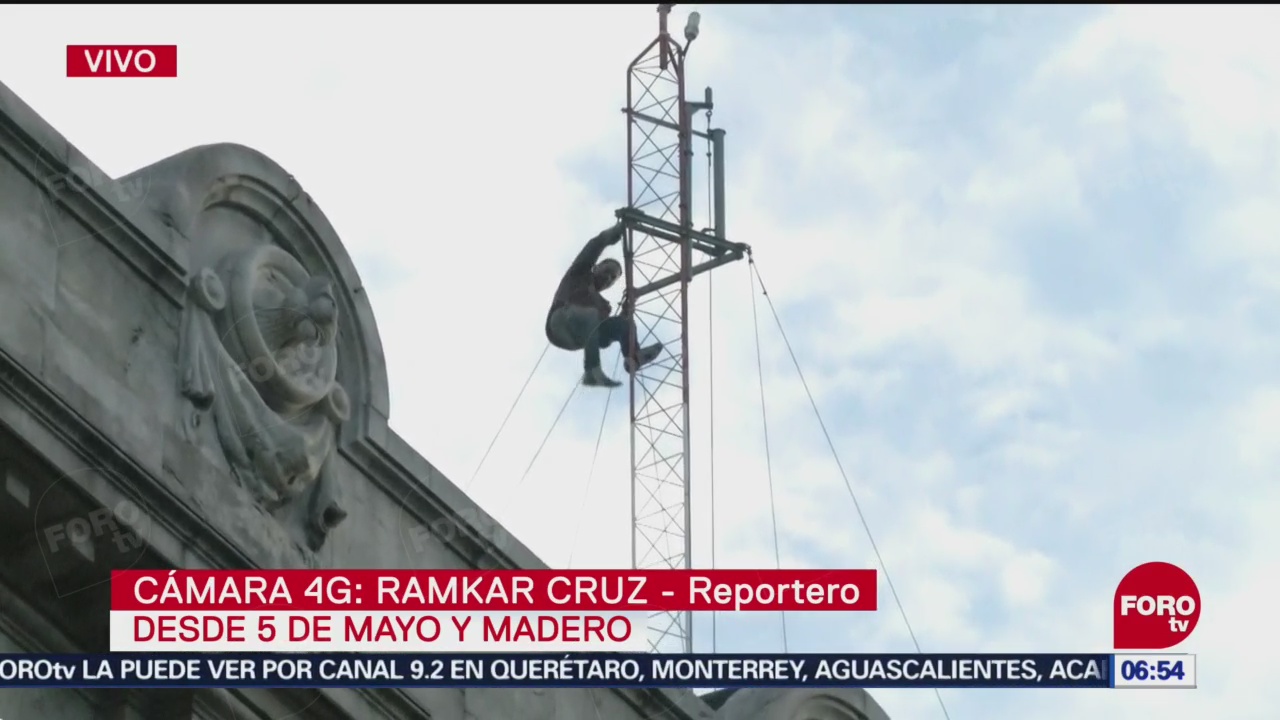 Hombre cuelga de antena en Isabel la Católica y Madero, CDMX