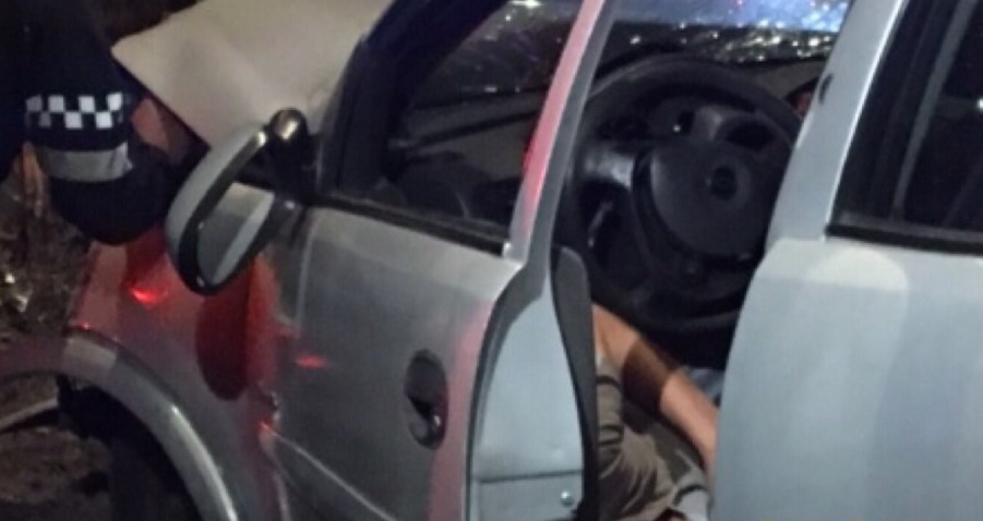 Hombre queda atrapado en auto luego de volcar en Iztapalapa