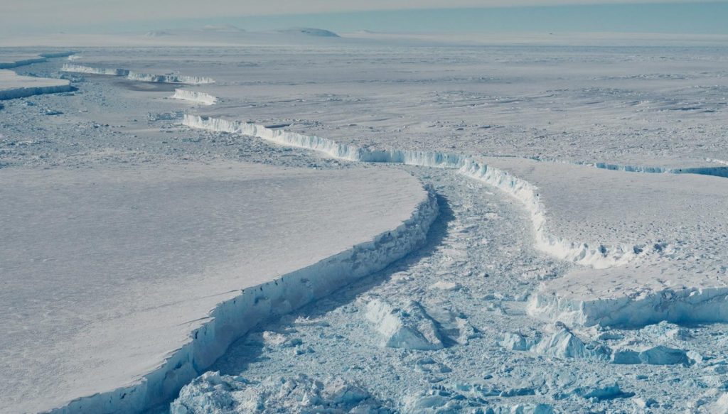 Iceberg gigante, tres veces más grande que Manhattan, se desprende de glaciar en la Antártida