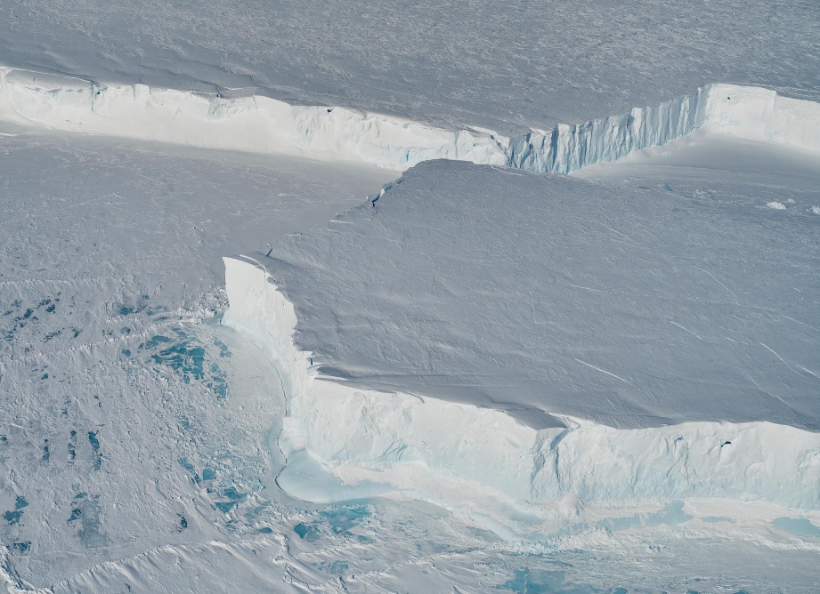 Iceberg gigante, tres veces más grande que Manhattan, se desprende de glaciar en la Antártida