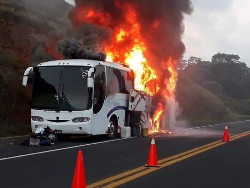 Se incendia autobús con estudiantes de la UNAM, en Veracruz