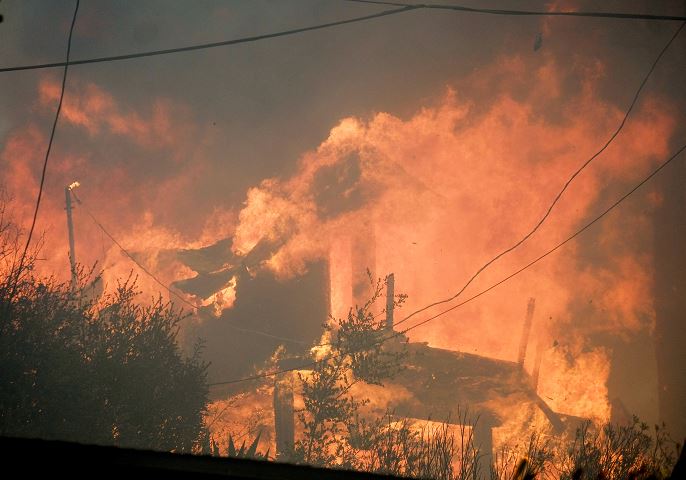 Reportan cinco fallecidos en incendio en California, EU