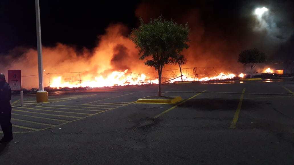 Incendio consume puestos de zapatos en tienda de Sonora