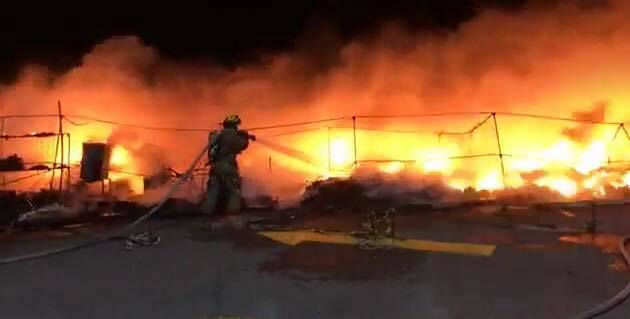 Incendio consume puestos de zapatos en Sonora