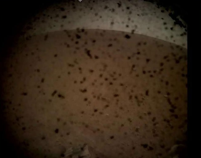Insight de NASA envía primeras fotos de Marte