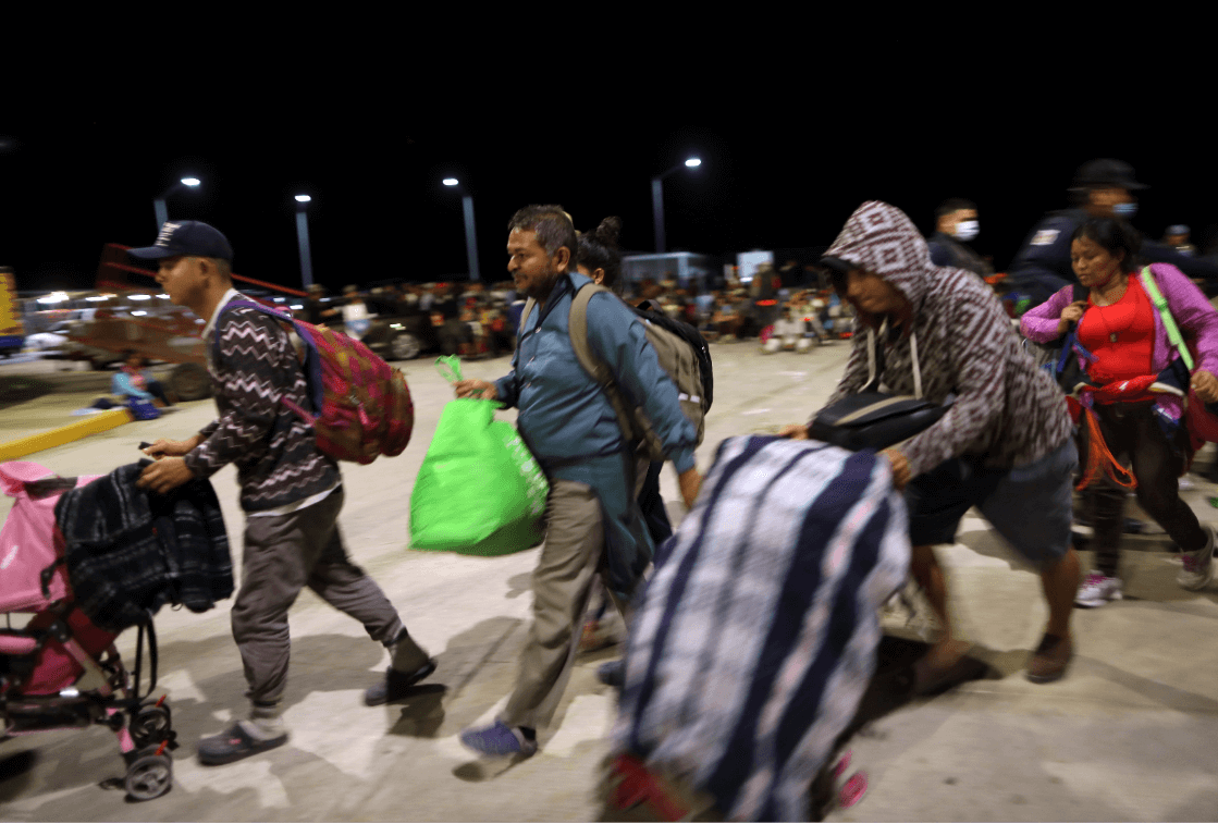 Integrantes de la caravana migrante en Sonora, México. (AP) 