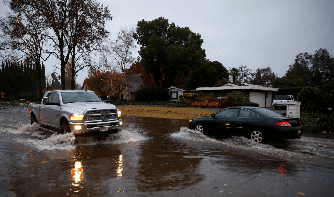 Inundaciones azotan zona afectada por incendios en California