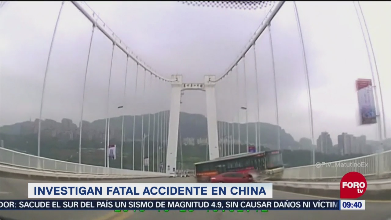 Investigan accidente de camión que cayó desde puente en China